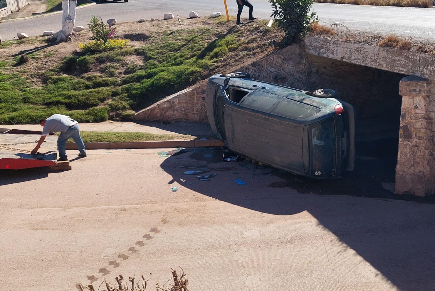 Vagoneta volcada en un puente