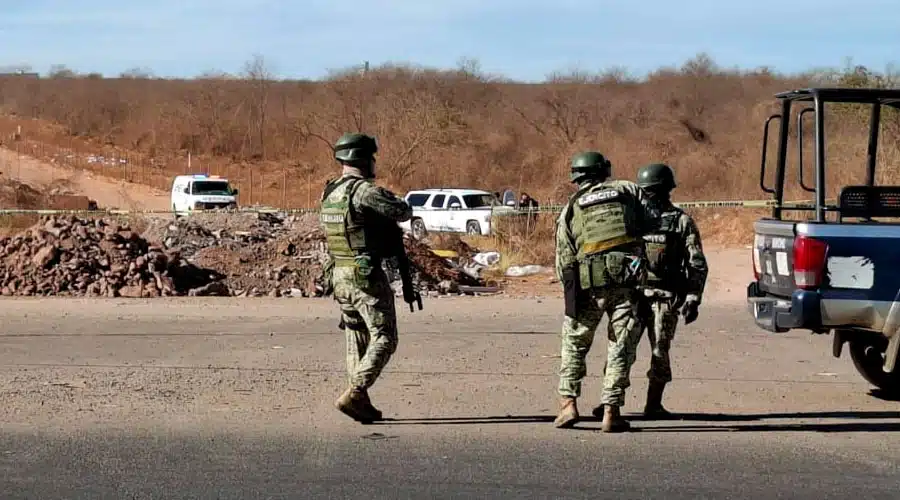 Elementos del ejército mexicano resguardan el área donde se encontró el cuerpo de una persona asesinada a balazos