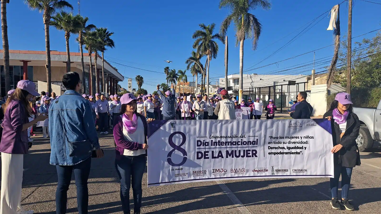 Vistosa marcha por el día internacional de la mujer, situada en Los Mochis, Sinaloa