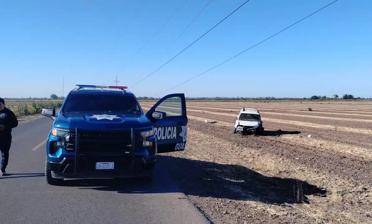 Abandonan camioneta tras chocar contra un poste en una carretera de Guasave