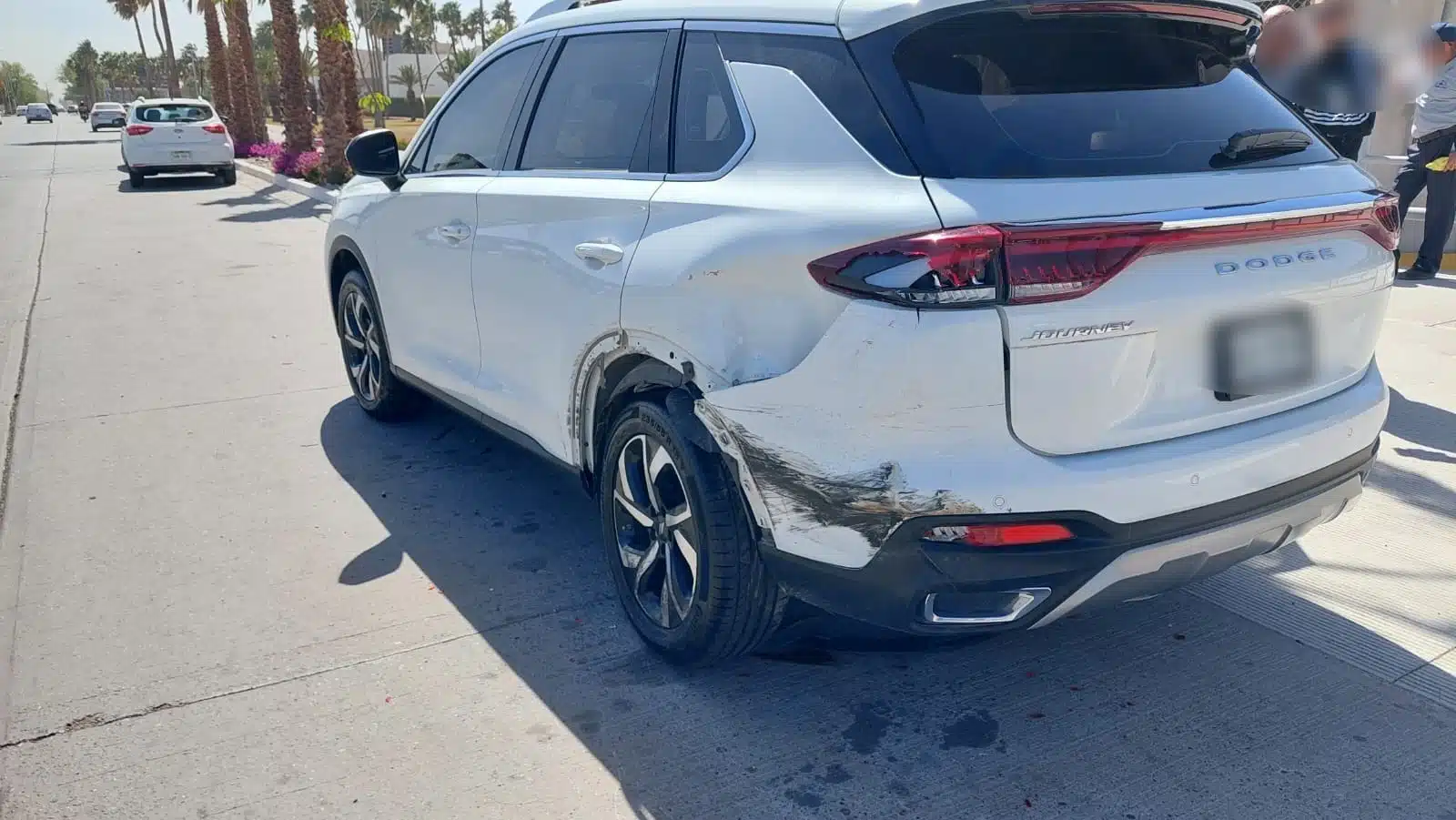 Conductor choca y casi se mete a una plaza comercial de Los Mochis en accidente vial