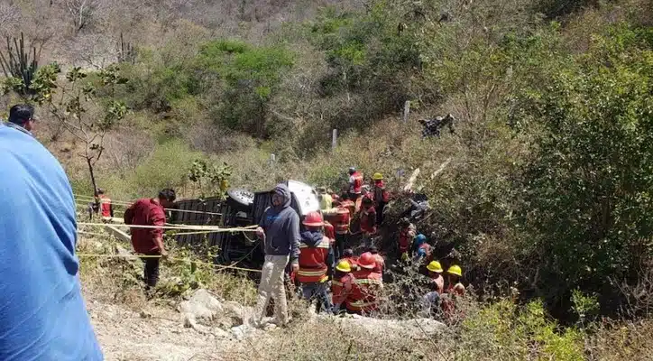 Trágica volcadura de autobús deja 11 personas sin vida y 30 lesionados en Oaxaca