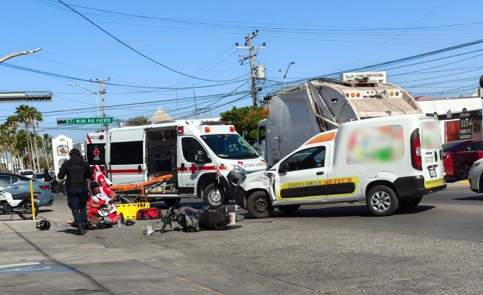 Paramédicos de Cruz Roja auxiliando al motociclista lesionado.