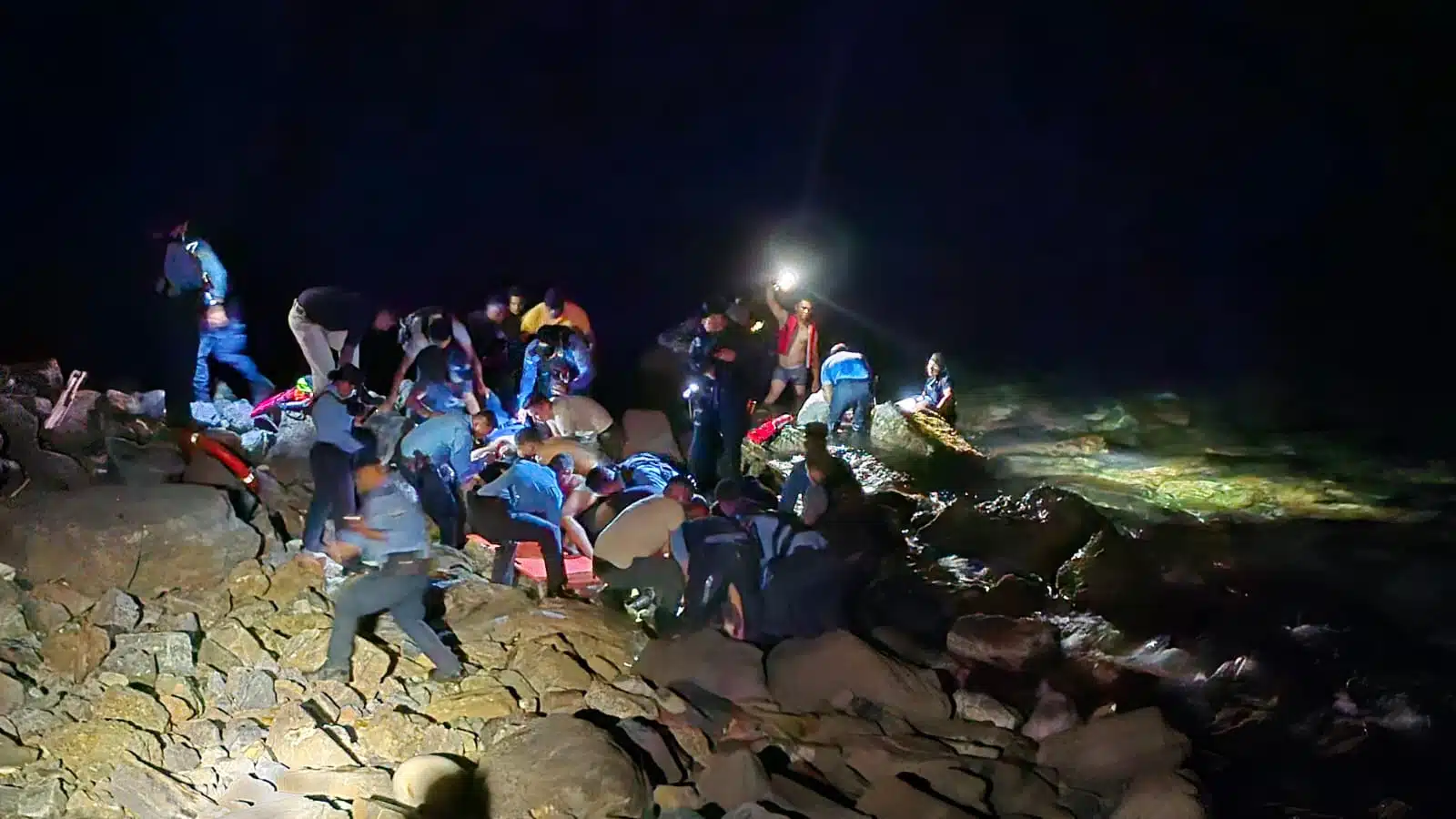 Avión con al menos 15 pasajeros a bordo sale de la pista y cae al mar en Honduras