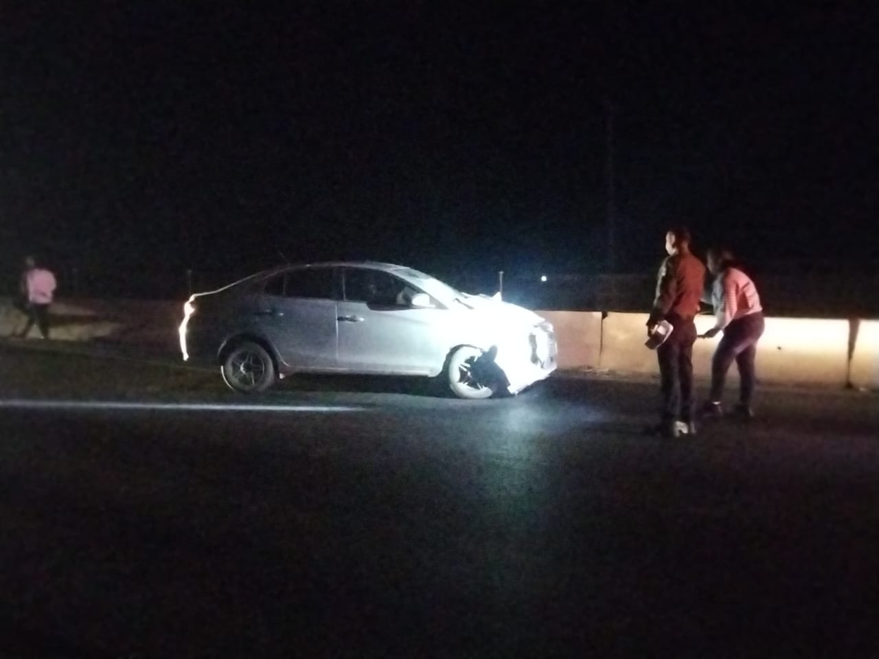 Agentes de la Guardia Nacional revisan automóvil