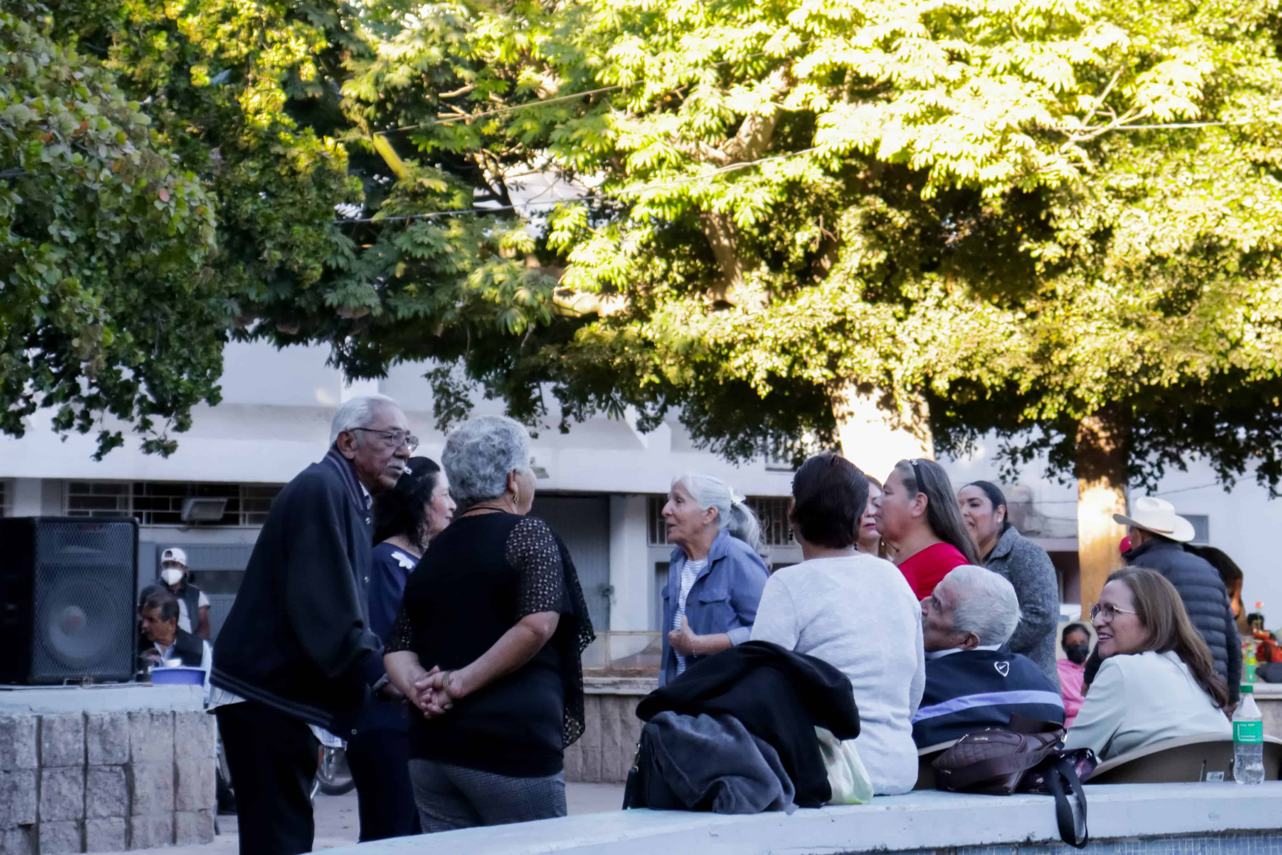 Adultos mayores se reúnen para disfrutar bailando en la plaza