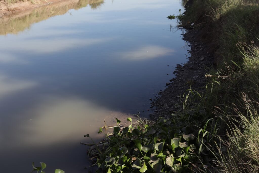 Canal 23+700 con bajo volumen de agua por sequía