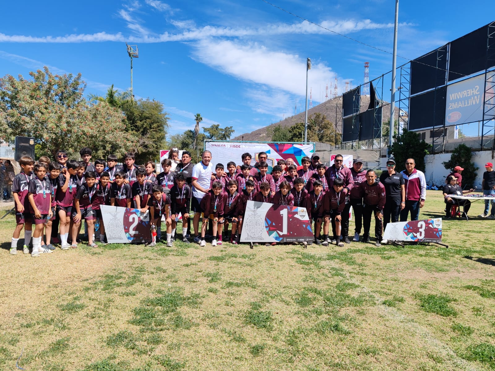 Ahome logra dos medallas en futbol, otra en beisbol