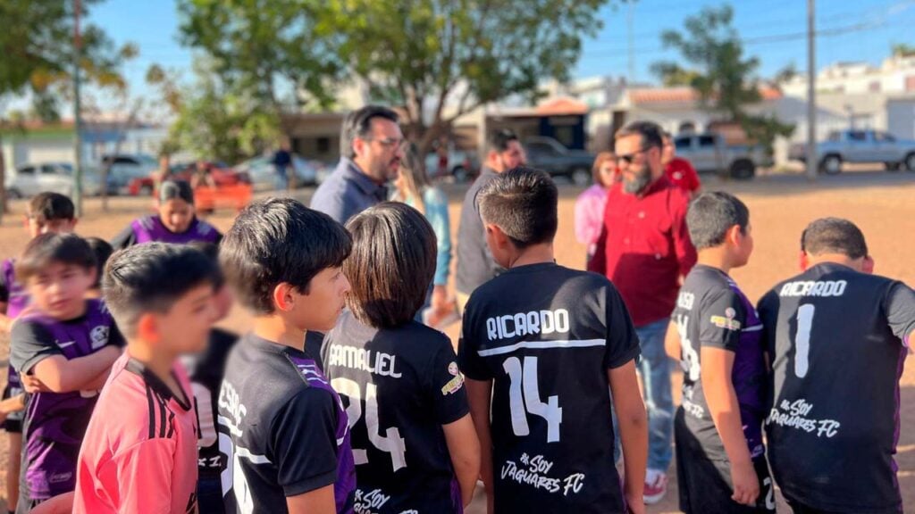 El alcalde Juan de Dios Gámez en la cancha de fútbol de la colonia Villas del Real