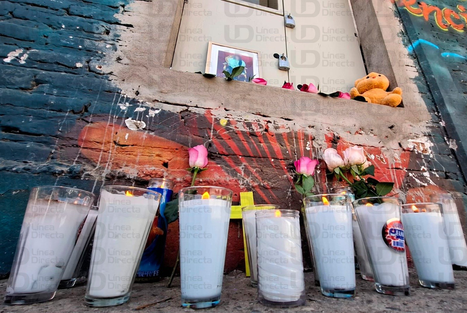 Altar de Dana Sofía colocado en una de las bardas de la escuela secundaria federal #4 “Pablo de Villavicencio”.