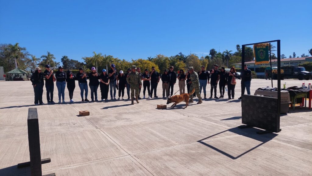 Alumnos de Criminalística de la UAS conocen sobre actividades y equipo del Ejército Mexicano