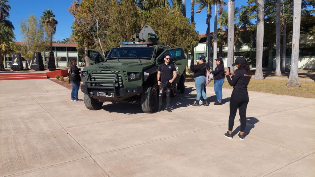 Alumnos de Criminalística de la UAS conocen sobre actividades y equipo del Ejército Mexicano