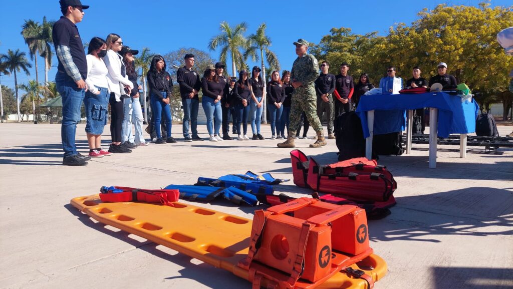 Alumnos de Criminalística de la UAS conocen sobre actividades y equipo del Ejército Mexicano