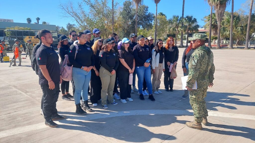 Alumnos de Criminalística de la UAS conocen sobre actividades y equipo del Ejército Mexicano