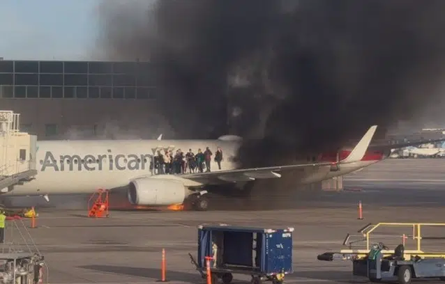 Avión de American Airlines se incendia en Denver; así fue la dramática evacuación: VIDEO