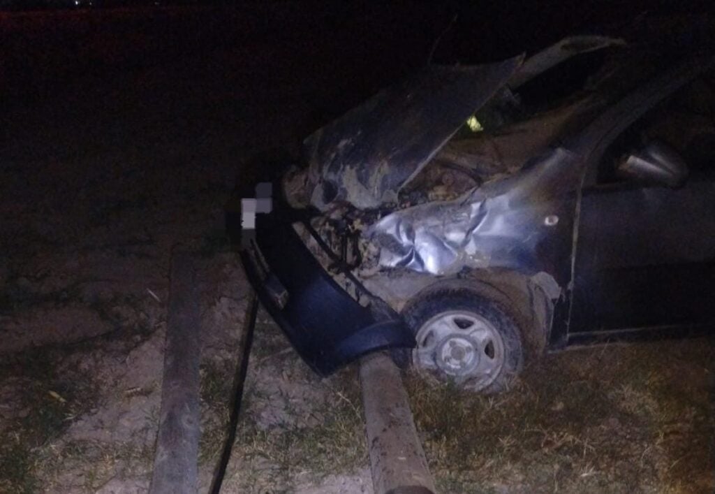  Aparatoso choque contra un poste en carretera de Guasave