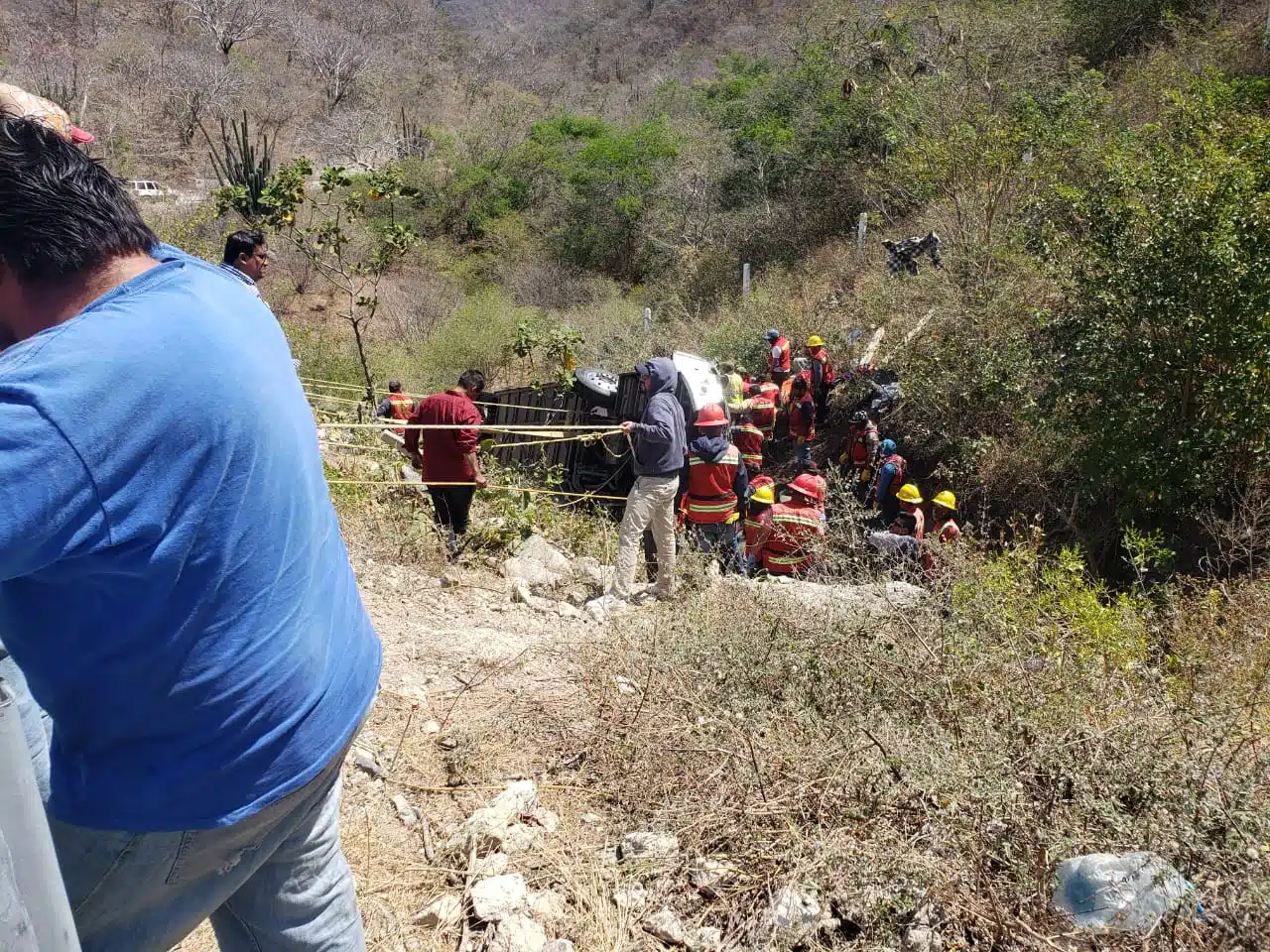 Asciende a 18 muertos y 23 heridos el saldo de volcadura de autobús en Oaxaca