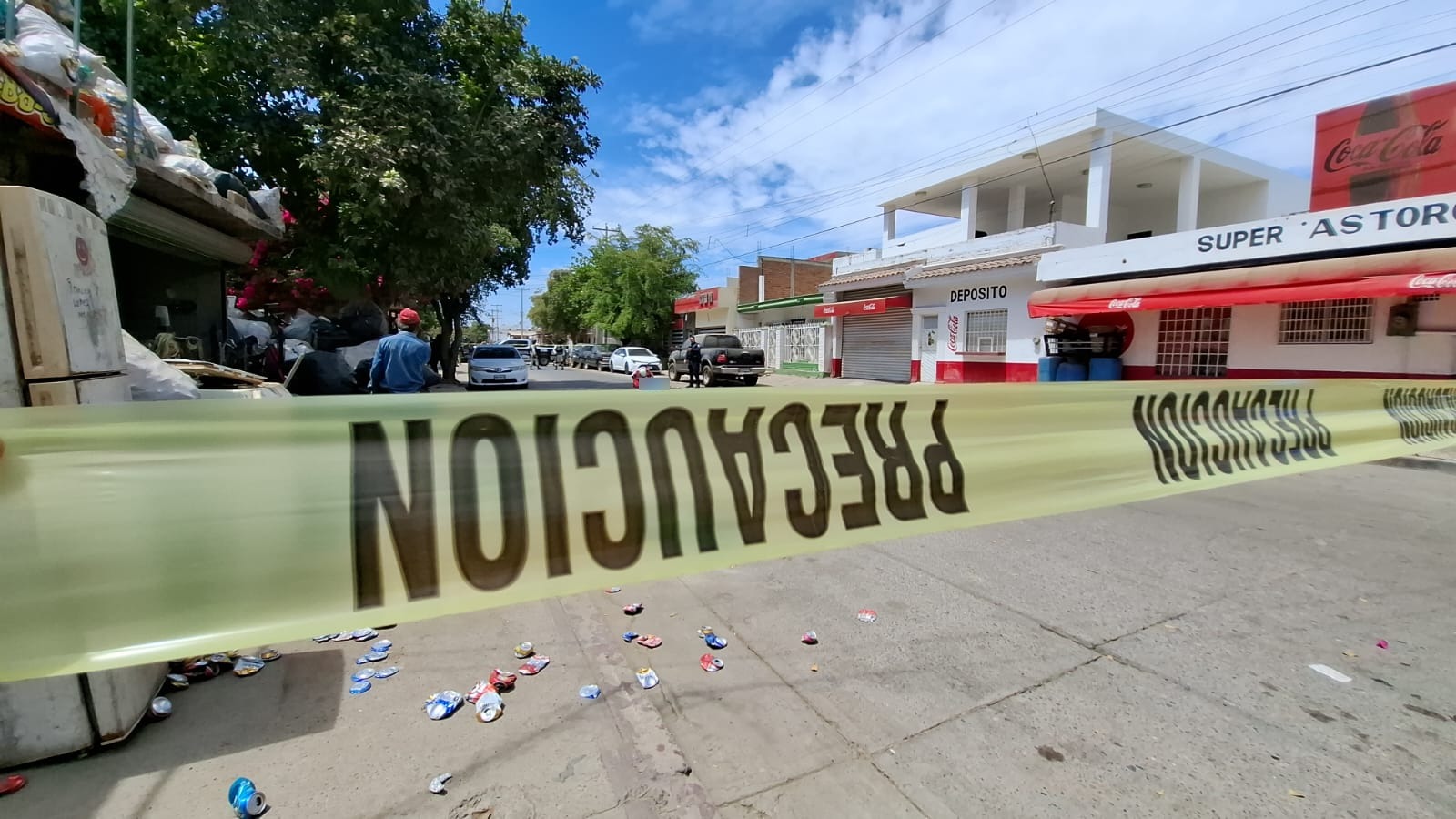 Zona acordonada en donde fue privado de la vida el dueño del negocio de reciclaje en Culiacán.