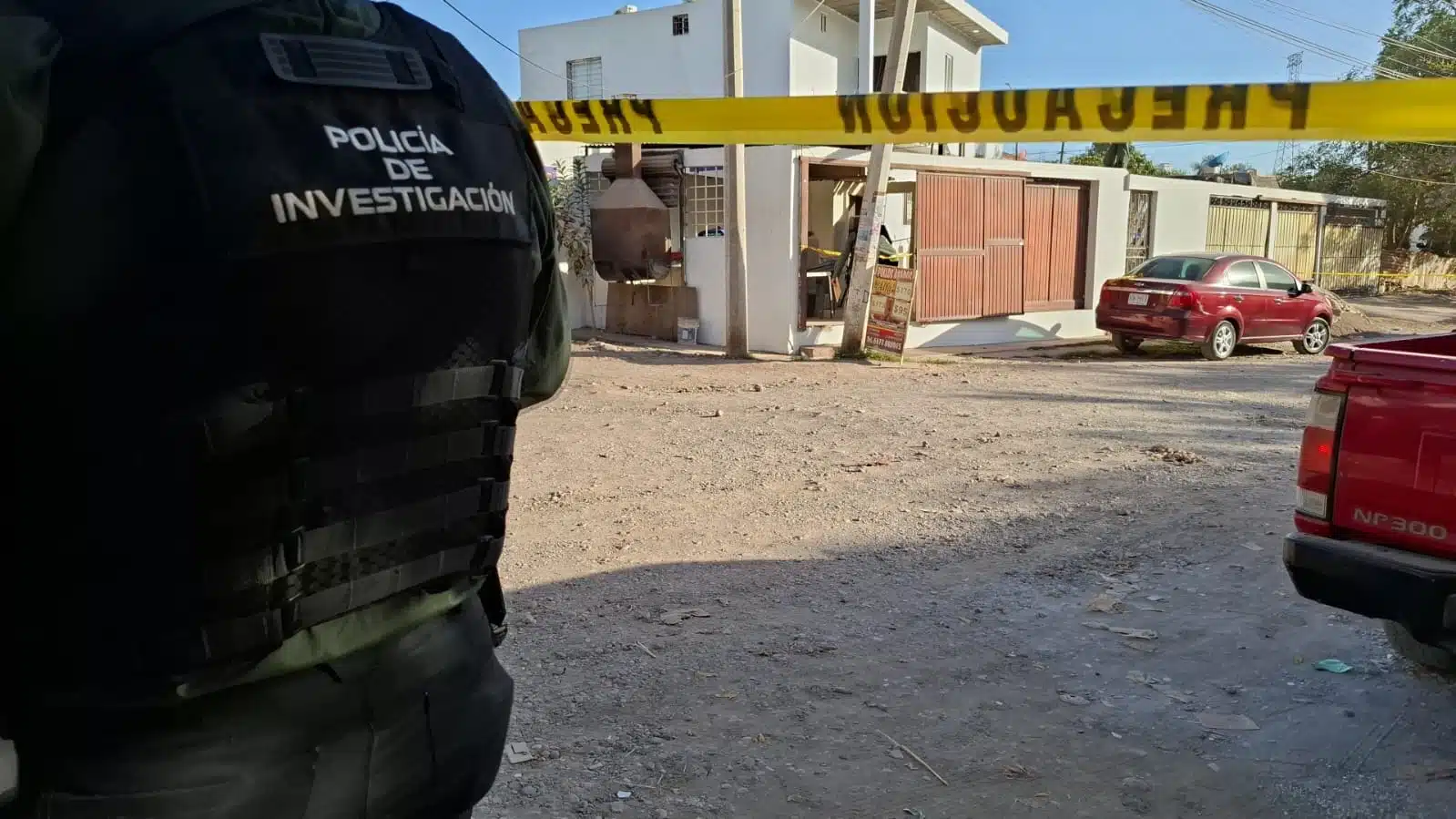 Policía investigador en escena del crimen