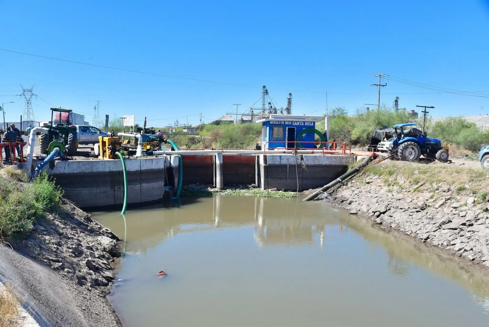 Así la presencia de Bombas “charqueras” en el canal lateral 18, situación que impide se recupere el nivel de agua en la planta José Hernández Terán.