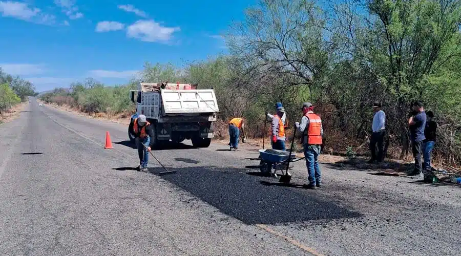 Bacheo en caminos de Choix