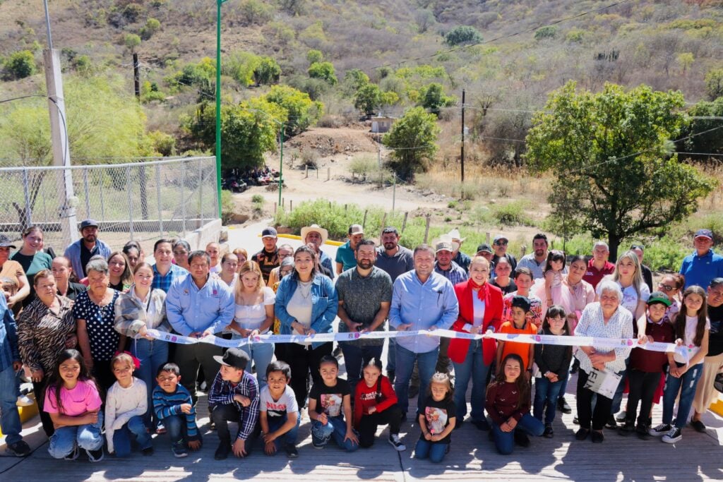 José Paz López inaugura pavimentación de calle