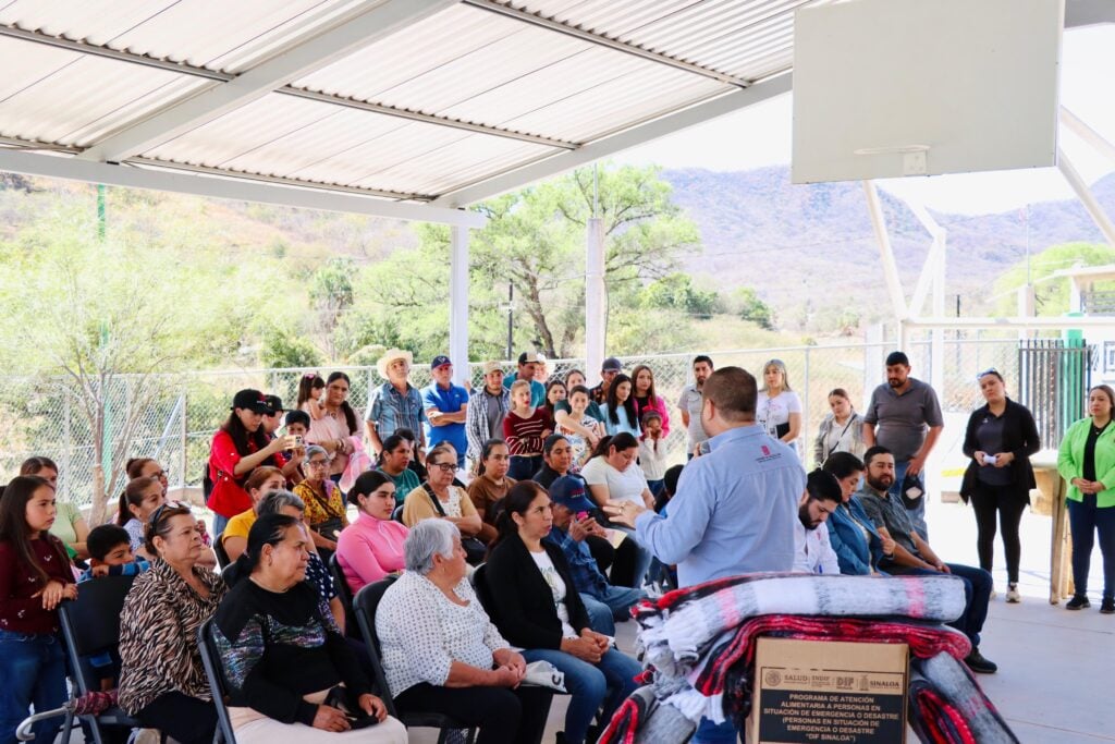 José Paz López con ciudadanos de Badiraguato