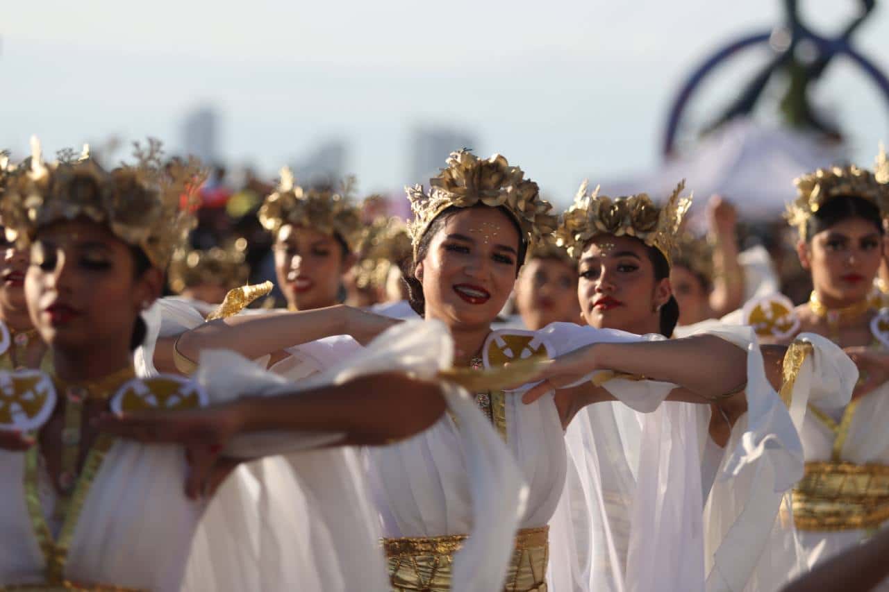 Bailarinas durante el primer desfile del Carnaval de Mazatlán