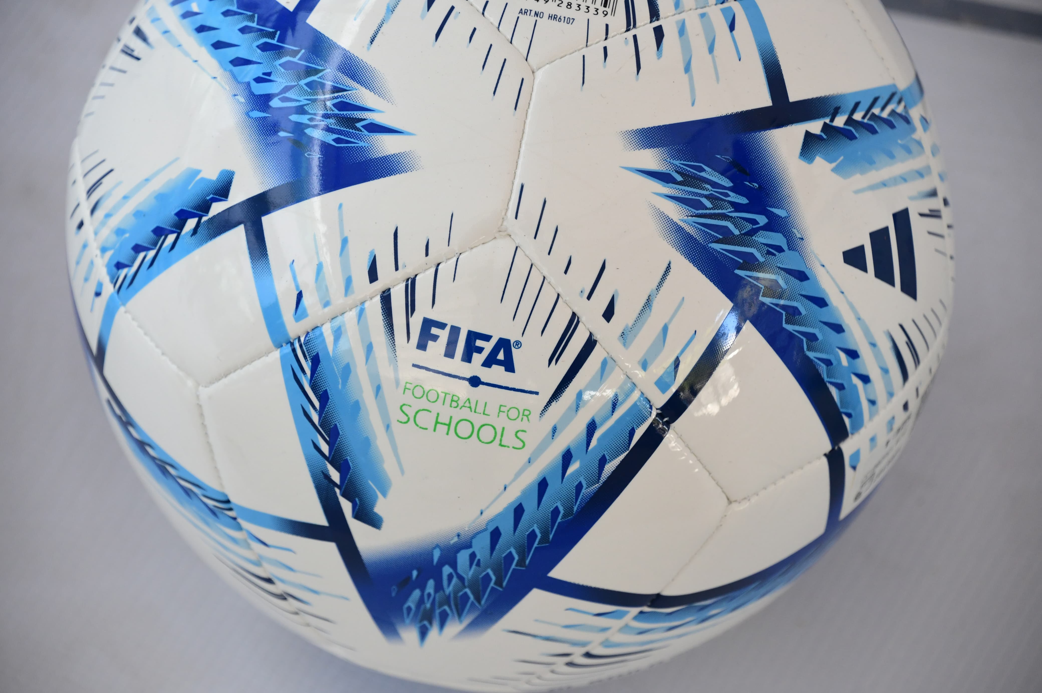 La FIFA y la Federación Mexicana de Futbol donaron 3 mil balones de futbol para 150 escuelas primarias.