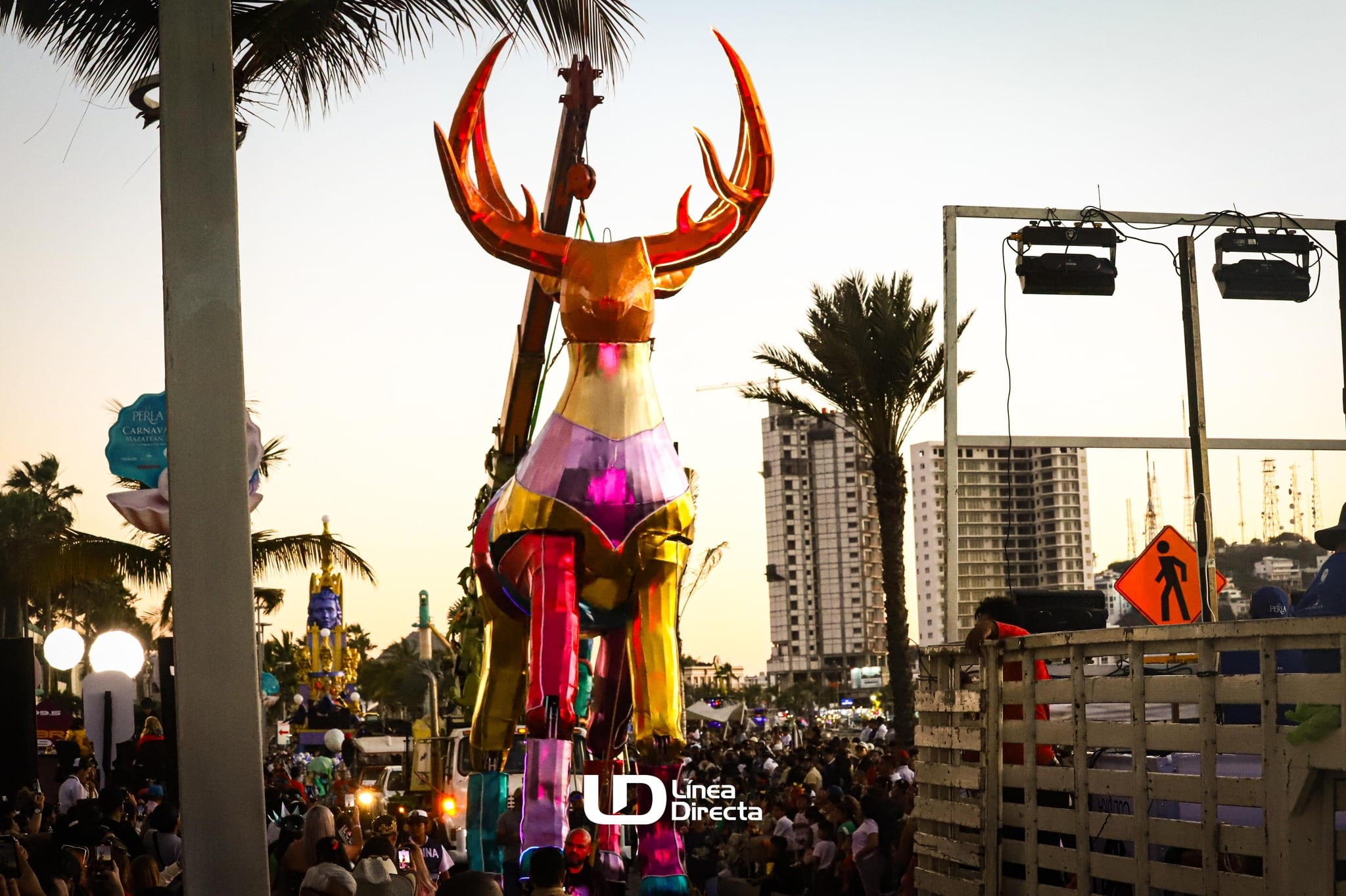 Monigote de venado en el carnaval de Mazatlán