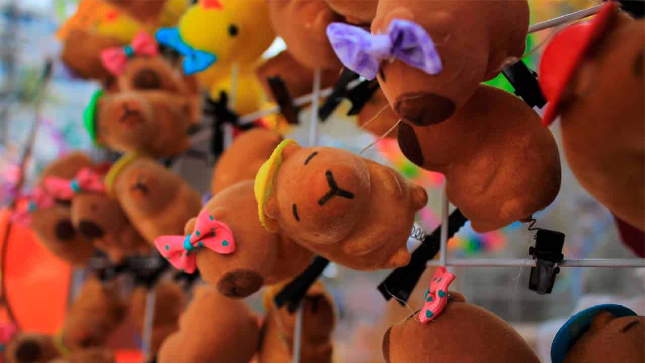 Puesto de venta de peluches de capibara
