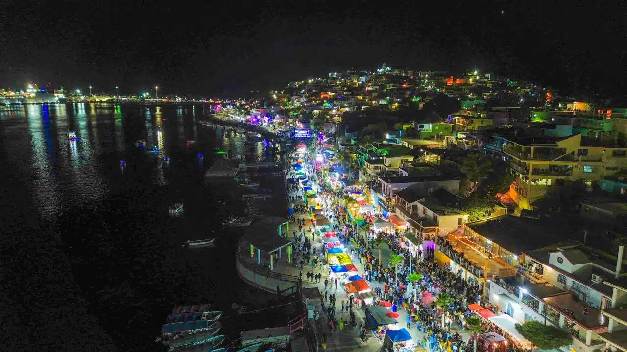 Vista nocturna del Carnaval de Topolobampo