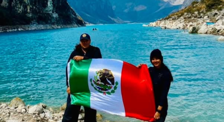 Carlos Chávez y Selenia Valdés en la laguna Parón