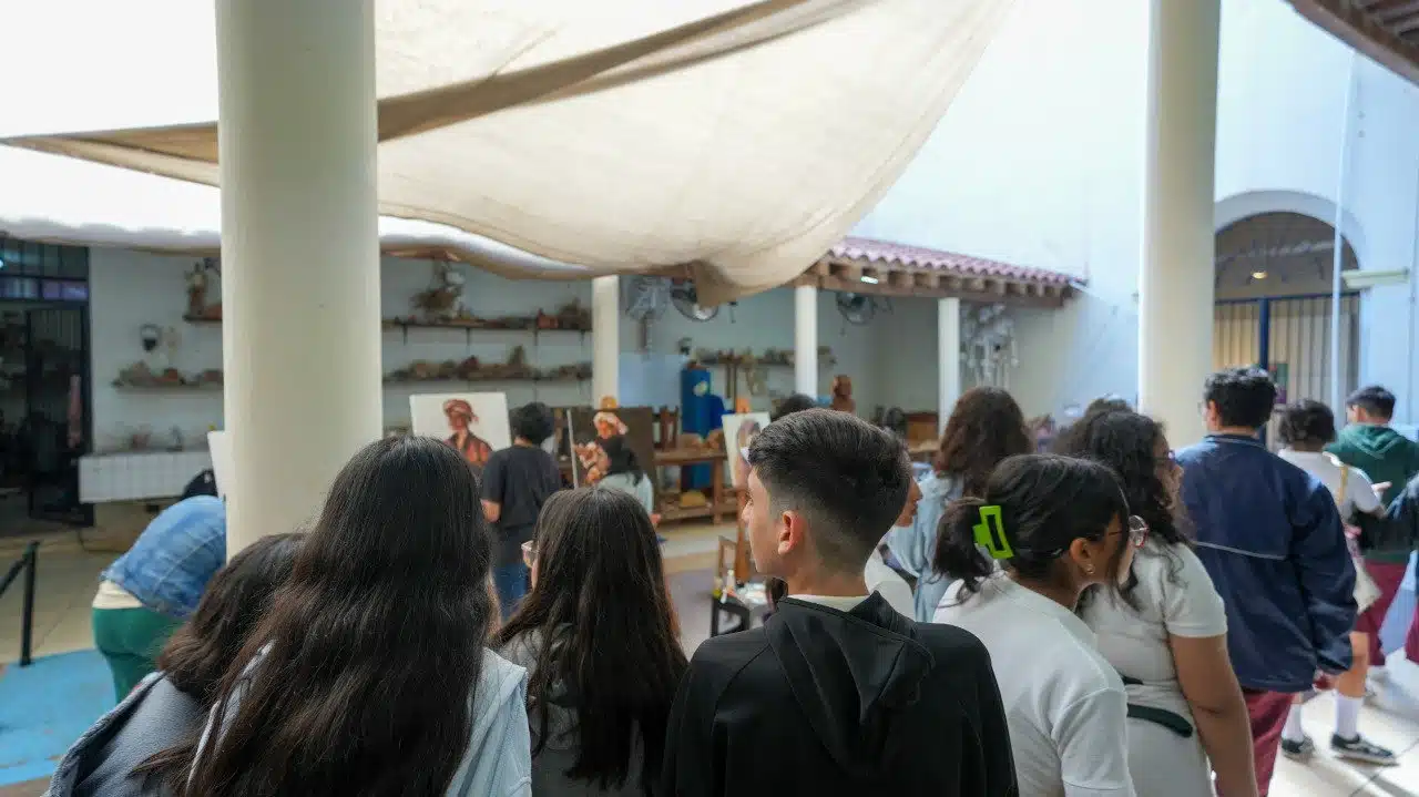 Alumnos recorren el Centro Municipal de las Artes de Mazatlán