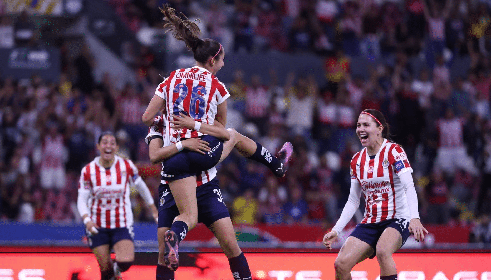 Jugadoras de Chivas celebran gol