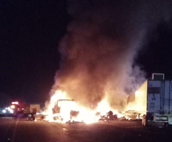 Incendio tras por choque de tráileres en Mocorito