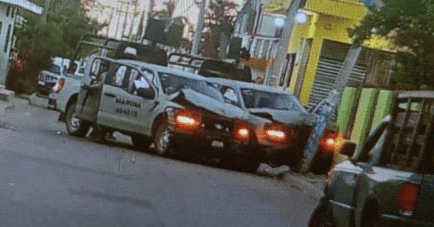 Camionetas de la Marinan chocan entre sí