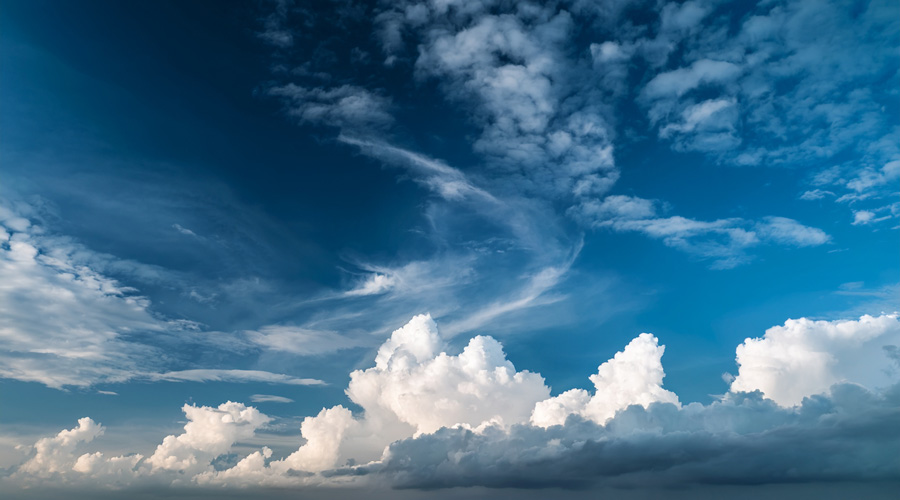 Cielo de día con nubes cumulonimbus