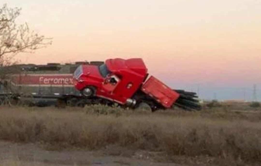 Conductor de tráiler intenta ganarle el paso al tren y termina embestido en Topolobampo