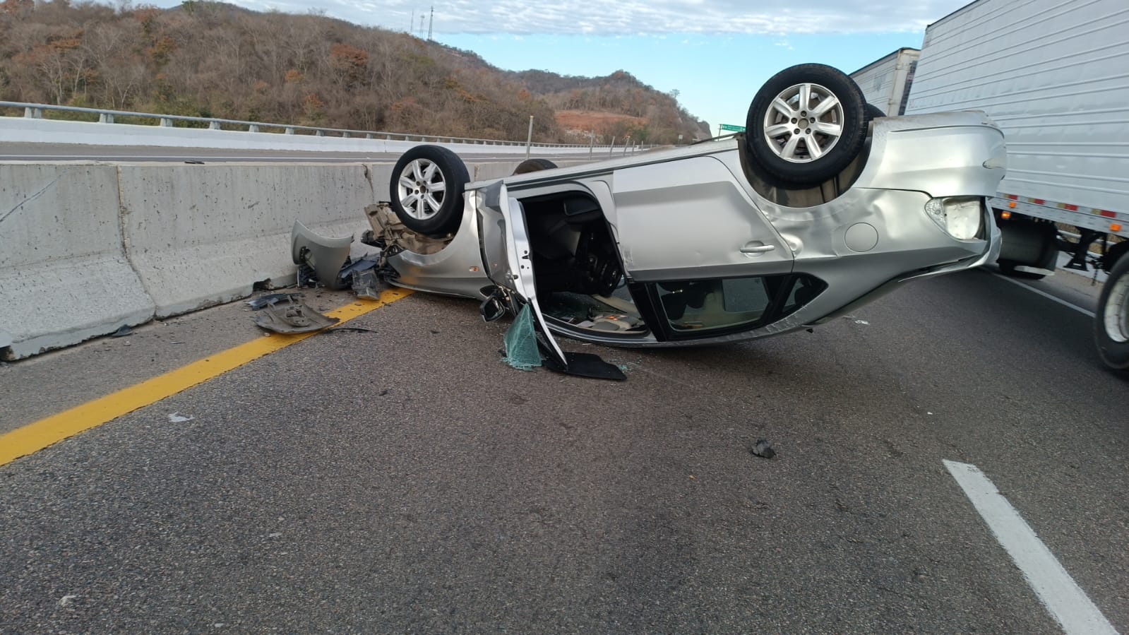 Conductora pierde el control del volante y vuelca en su auto en el Libramiento Mazatlán