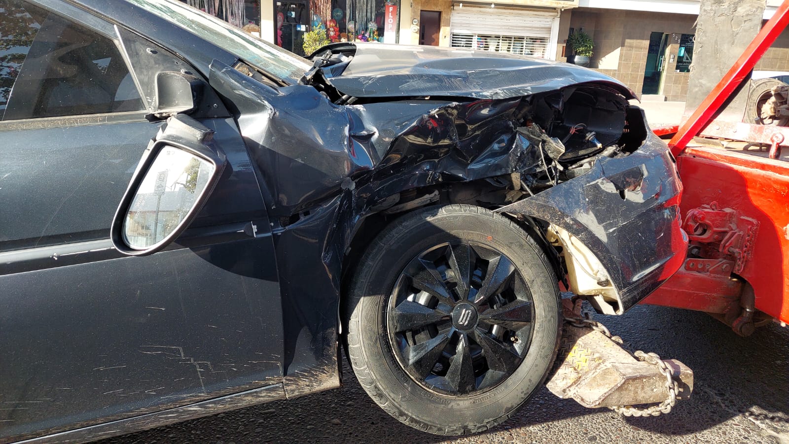 Conductores chocan entre sí en Los Mochis