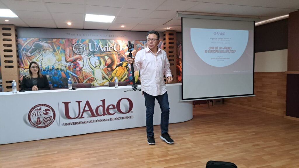 Amado Avendaño Villafuerte durante su charla "¿Por qué los jóvenes no participan en la política?"