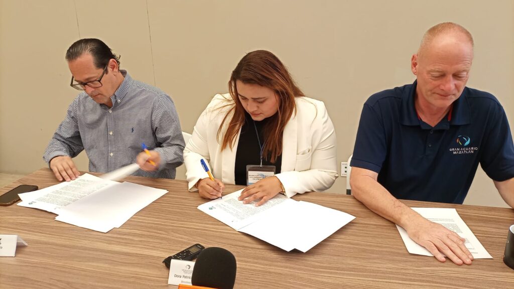 Directivos de Conalep Mazatlán I y Gran Acuario Mazatlán firmando el convenio.