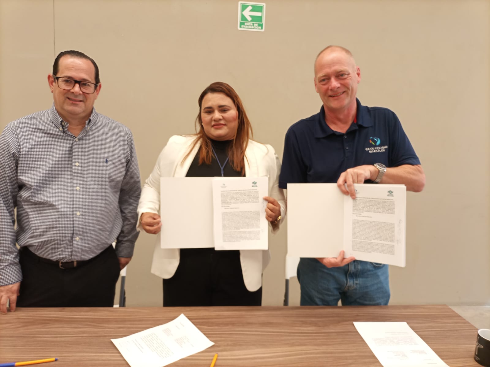 Directivos de Conalep Mazatlán I y Gran Acuario Mazatlán con el convenio firmado.