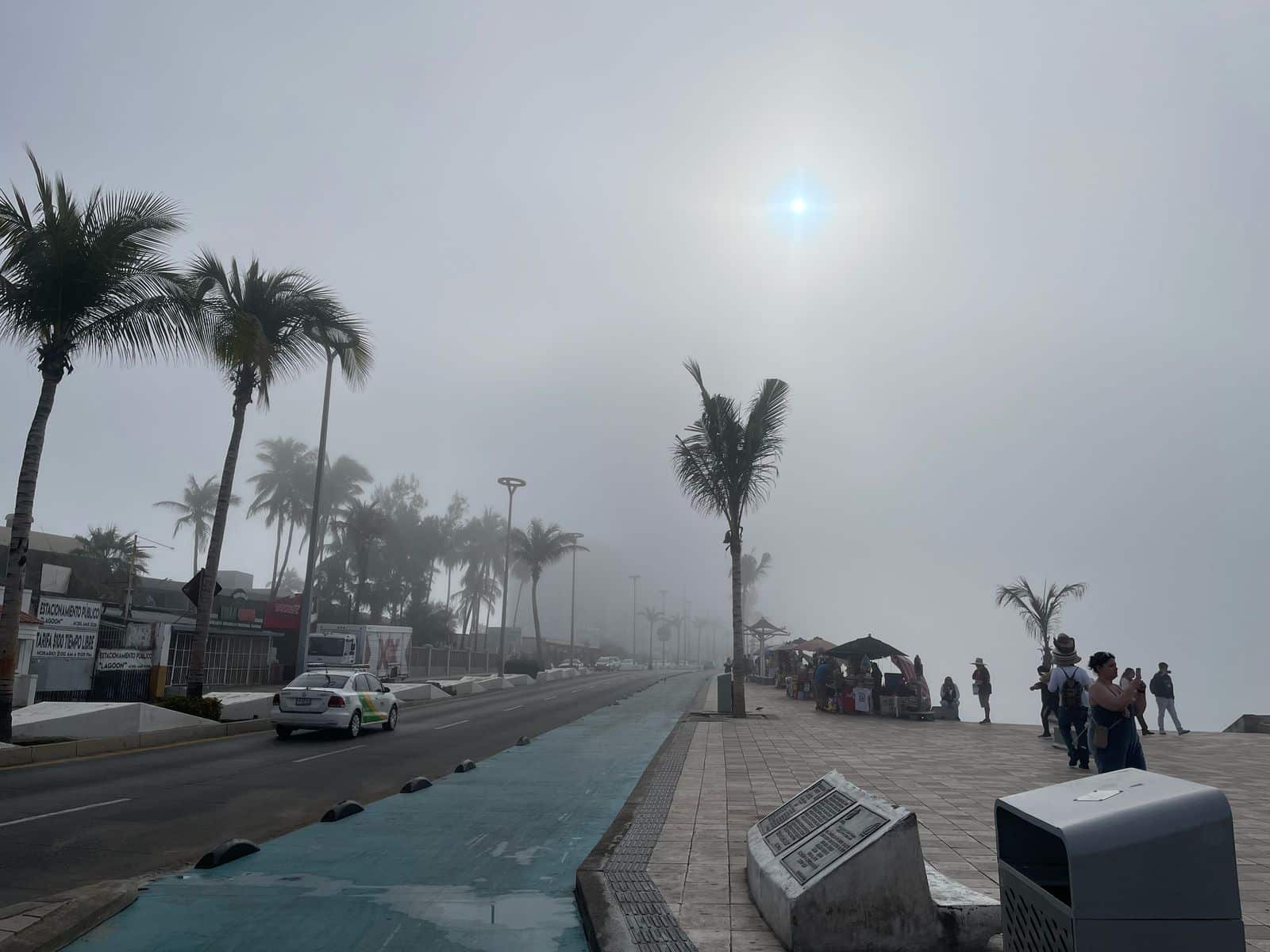 Cubierto de neblina, así luce el malecón de Mazatlán