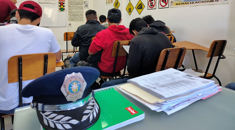 Estudiantes en un curso de Educación Vial