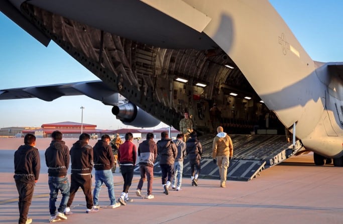 Gobierno de EU habría dejado de usar aviones militares para deportaciones por costos excesivos