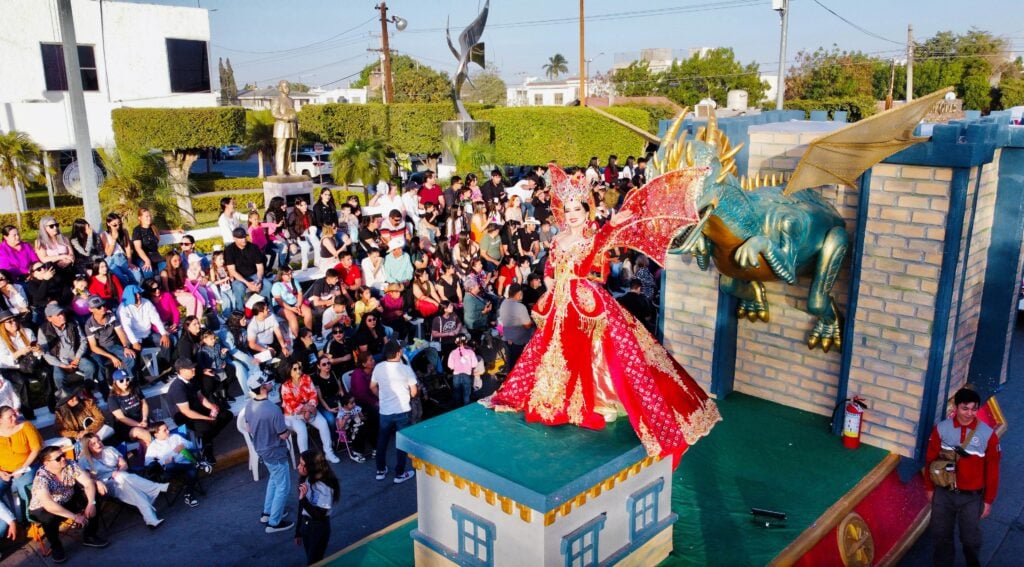 Desfile de carros alegóricos del Carnaval Guamúchil