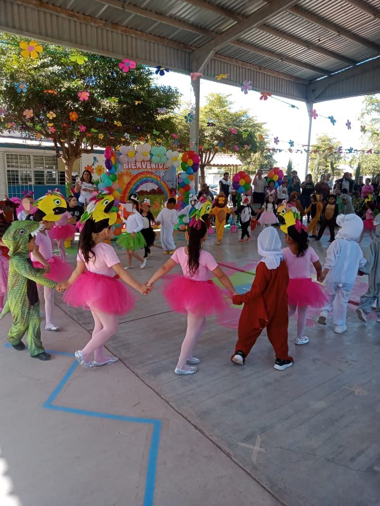 Niños disfrazados en el festival de primavera.