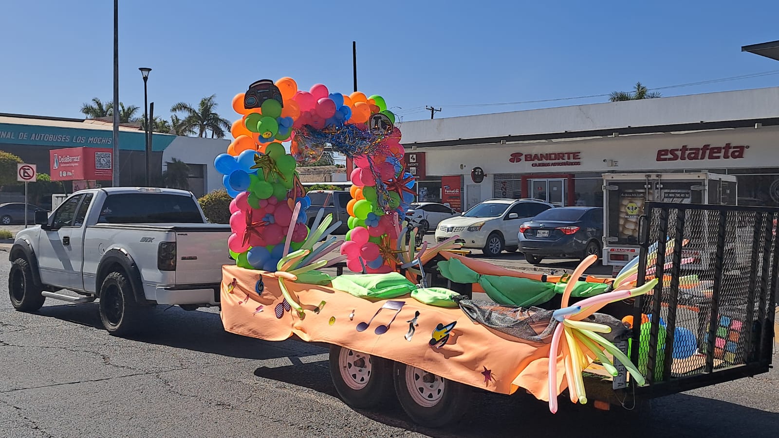 Festival y desfile de primavera en Los Mochis